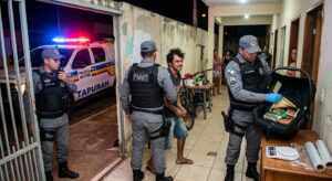 PM Apreende Drogas Escondidas em Bebê-Conforto e Prende Homem em Ponto de Tráfico em Tapurah